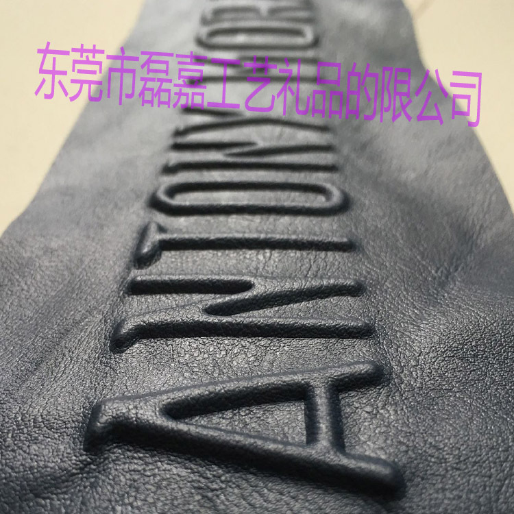 PU材料背面压凸灌胶定型独体字LOGO电压塑胶塑料商标 软PVC商标