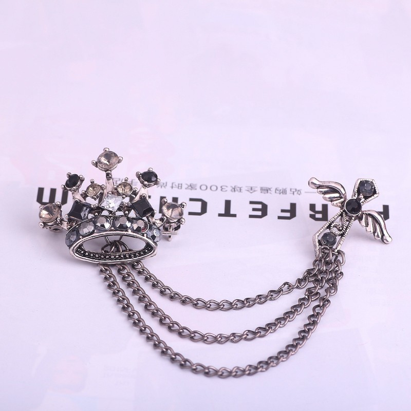 Z16 Yiwu fábrica directa de los hombres europeos y americanos broche Corona Británica Cruz insignia borla Accesorios