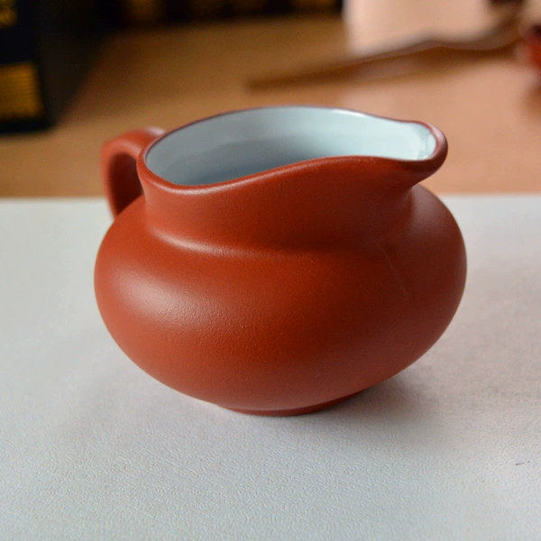 White and red fair cup (160ml) with tea leakage