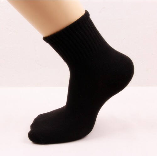 Solid color foot bath socks street stall men's cheap sports socks polyester cotton adult mid-tube gifts Zhuji street stall supply