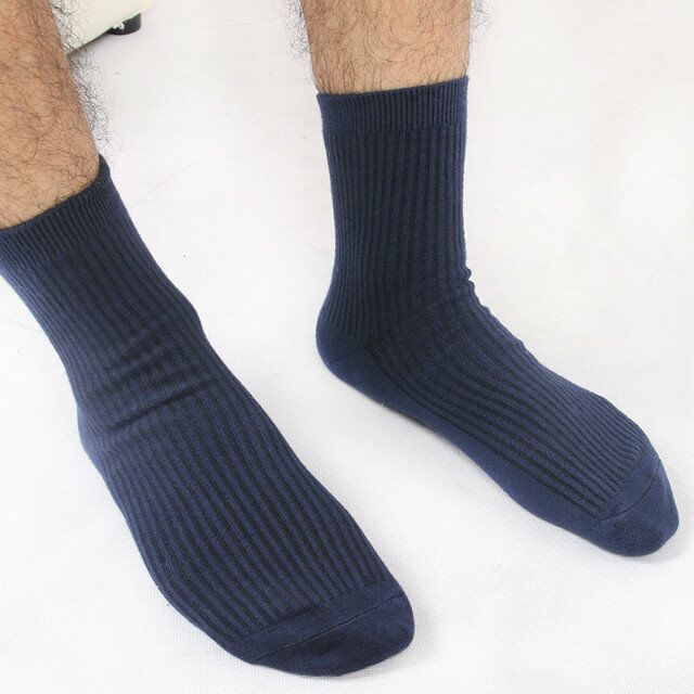 卸売り男性は四季を通じて吸汗綿の中筒靴下の実体店を着ることができます。