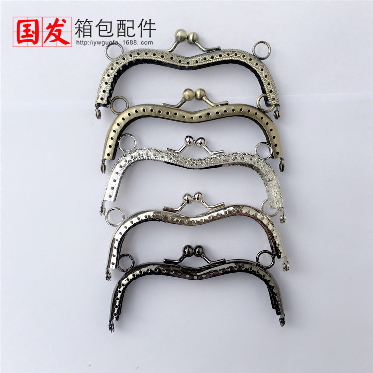 11cm oro en forma de M DIY accesorios de bolso de cambio a mano al por mayor caja de ojos pequeños oro