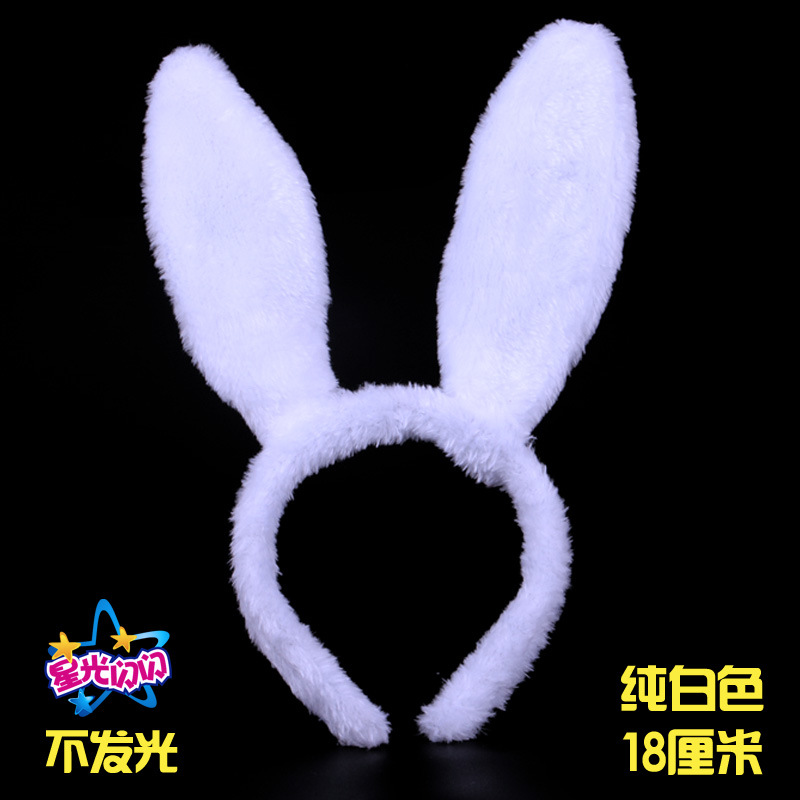 Чистое белое ухо кролика