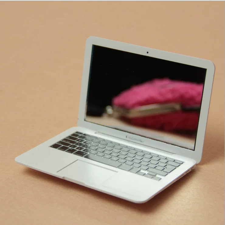 Реалистичный маленький ноутбук, зеркало, MacBook