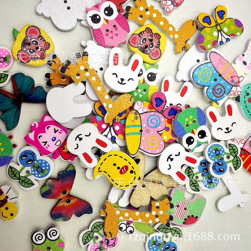 Una variedad de 2-agujero de madera botones de costura DIY decorativo de dibujos animados animal mezclado botones de madera