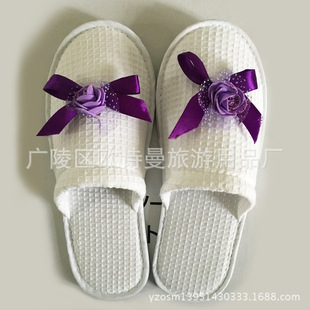 ���S�r�������e�^�Ƶ�ͷ�һ������Ʒ һ���԰�ɫ�����Y��Ь