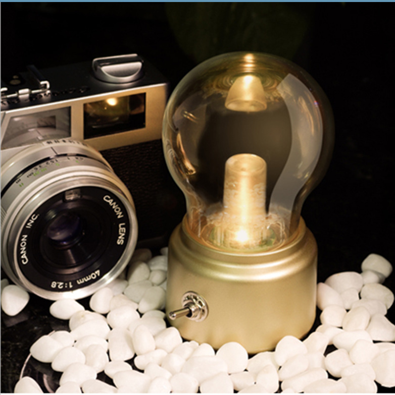 Lámpara nocturna en forma de bombilla, recargable por USB.