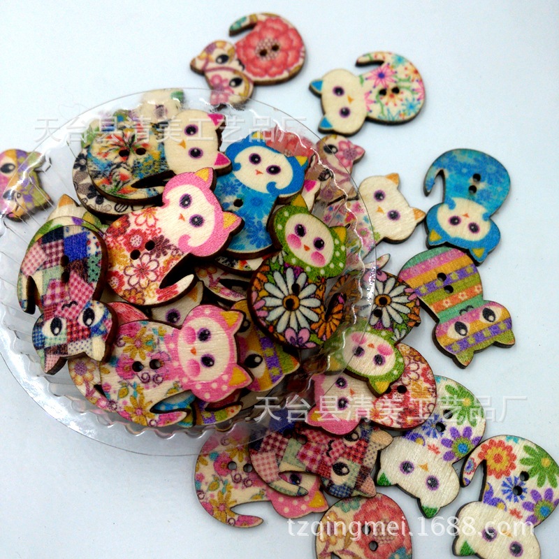 Botón de madera de gato de dibujos animados de bricolaje botón de gato de color impreso de madera decorado a mano 50 piezas en un paquete creativo