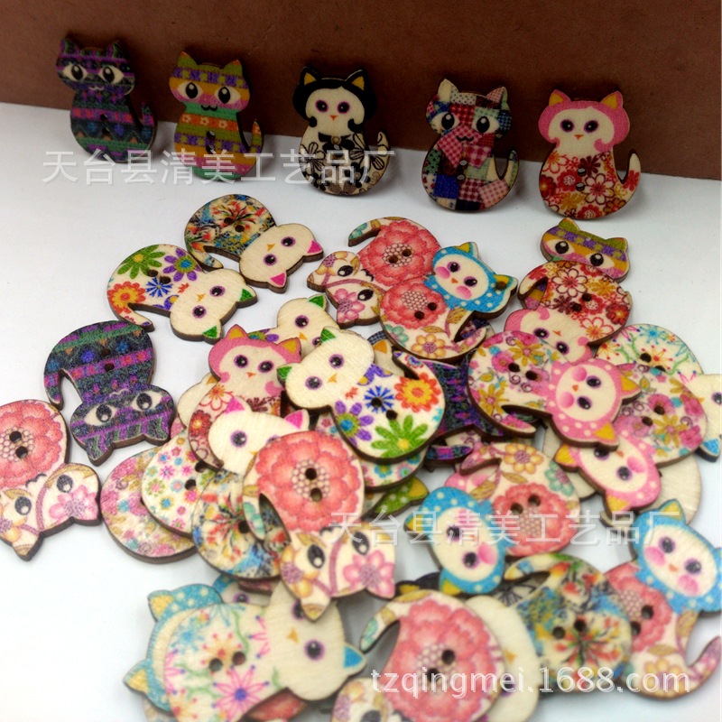 Botón de madera de gato de dibujos animados de bricolaje botón de gato de color impreso de madera decorado a mano 50 piezas en un paquete creativo