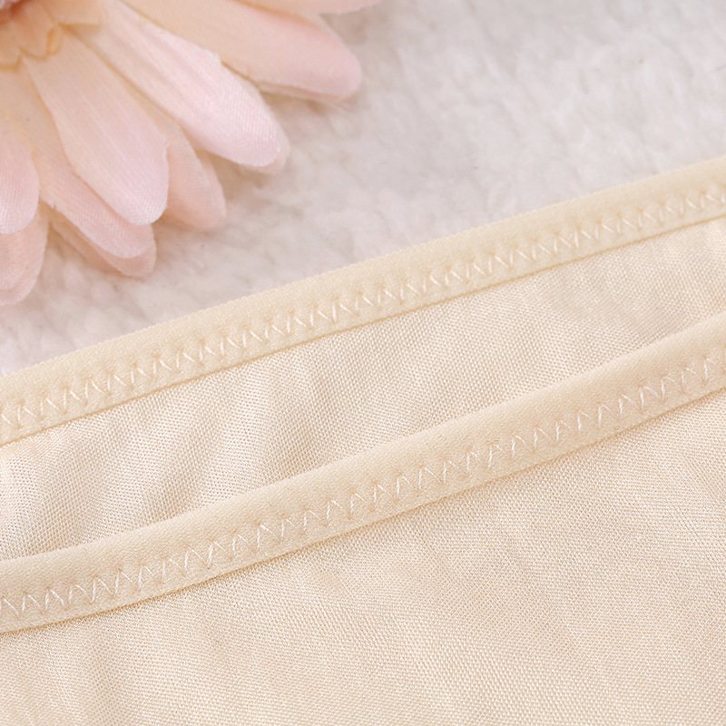 绢糸の女性の下着の薄いタイプの低い腰の三角の半ズボンはシルクの下着の快適な通気性の無痕の半ズボンを編みます。