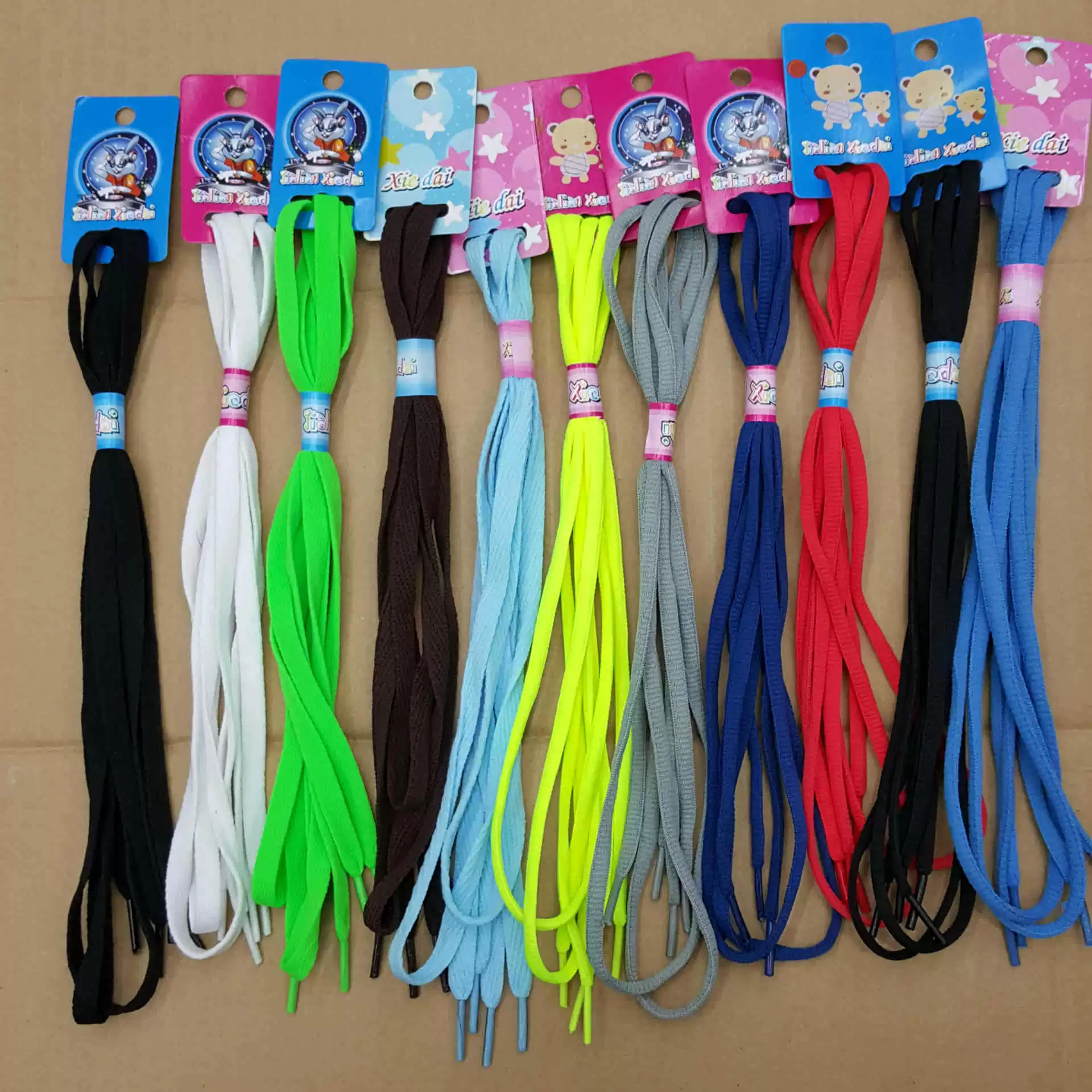 В киоске продаются черно-белые кроссовки длиной 1,1 метра и шириной 0,8 см и другие аксессуары для одежды для шнурков оптом