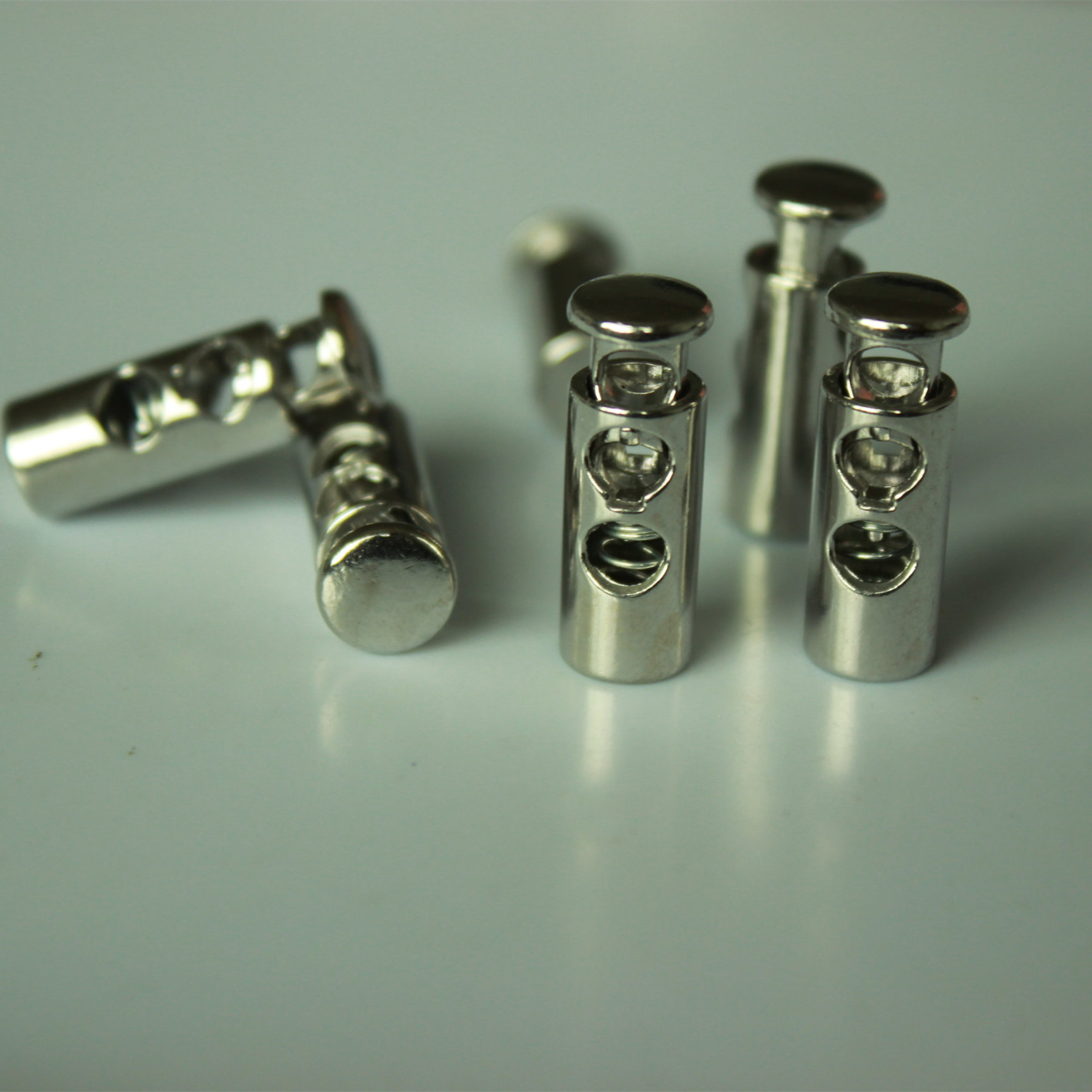 跨境金属两孔金属绳扣 双孔卡扣有眼纽扣 圆柱形合金调节扣弹簧扣