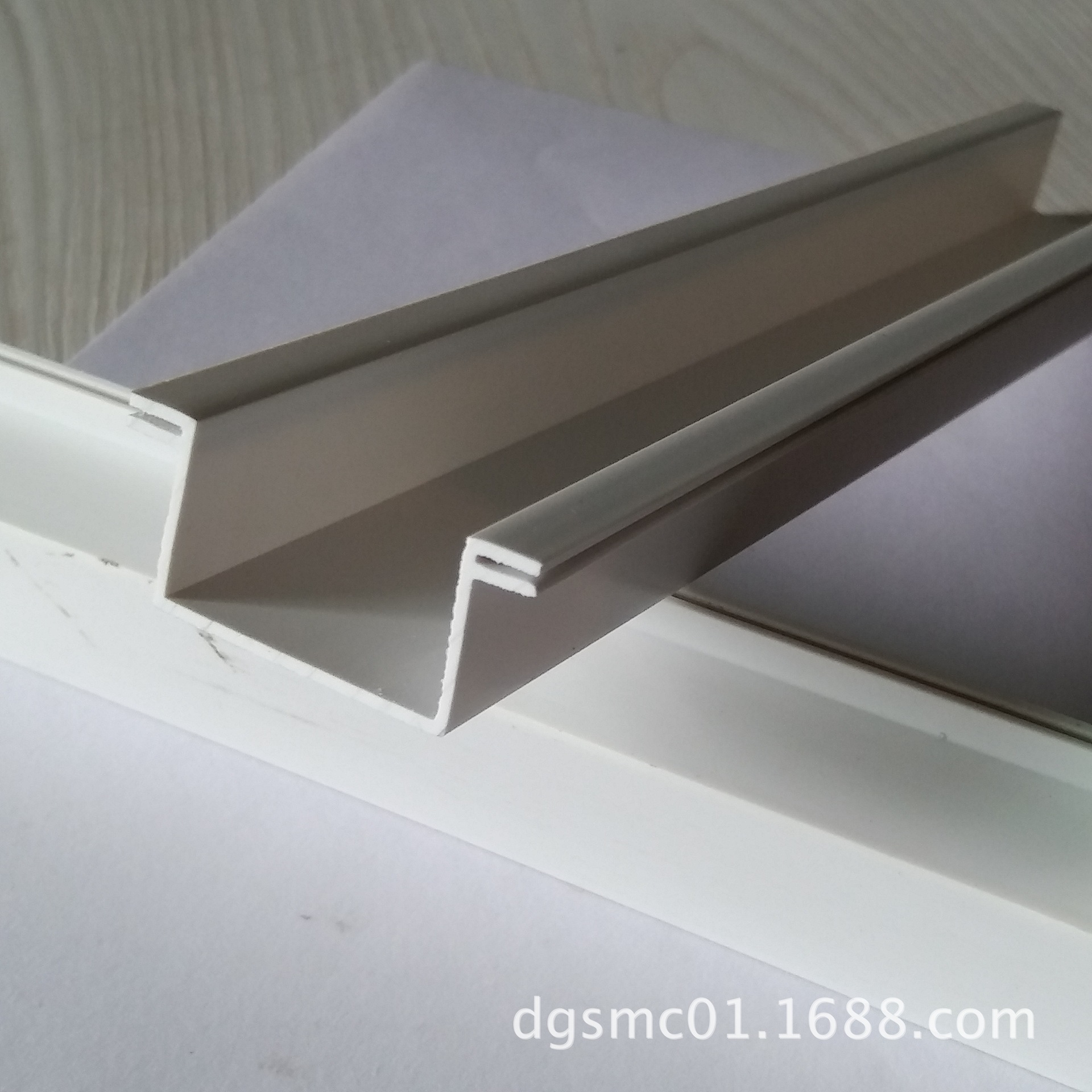 厂家供应PVC挤出异型材 塑料型材 U型卡槽走线槽 可配置品质保障