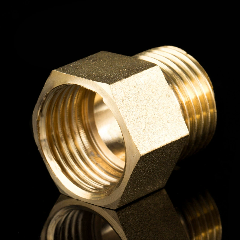 Прямые поставки с завода: переходники с внутренней и внешней медной резьбой, редуктор с внутренней резьбой 6-точечной на внешнюю резьбу 4-точечной, современный стиль.