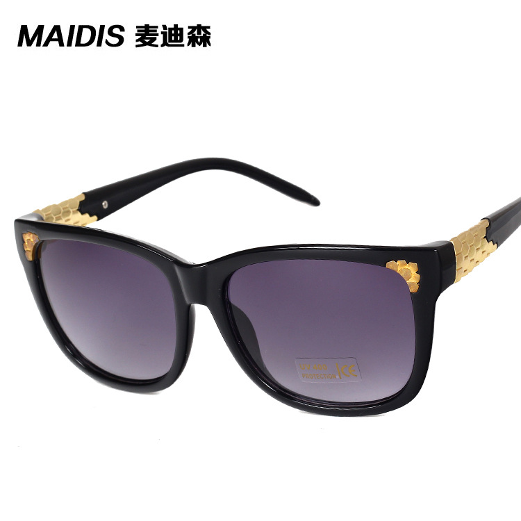 Capacious women's sunglasses