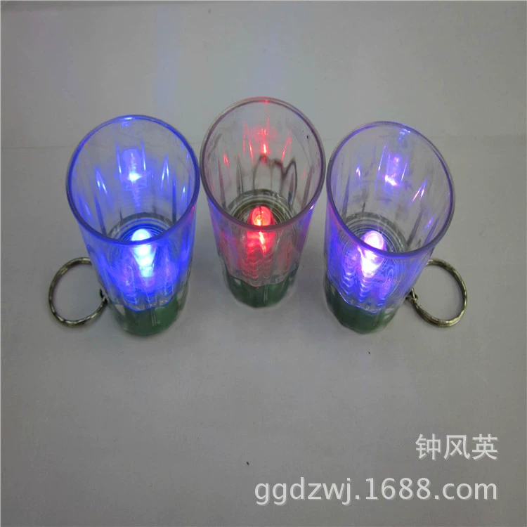 Маленький Подарочный Брелок Свет Вспышка чашка в штучной упаковке бокал для вина светодиодный оптовый практичный подарок один юань магазин для детей