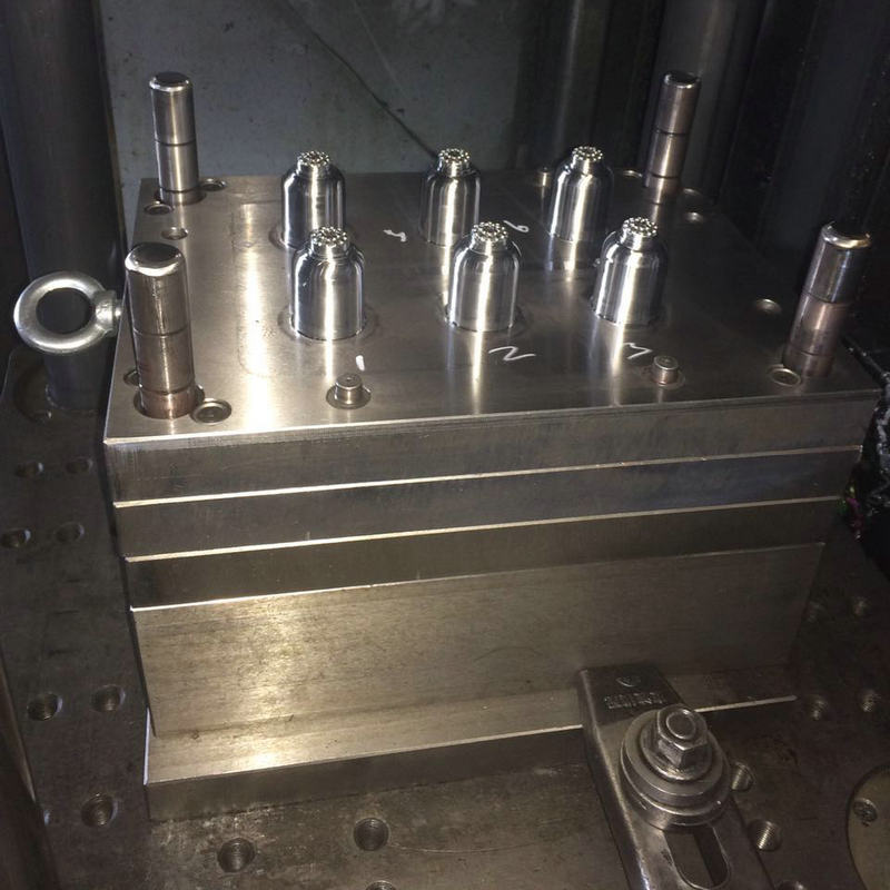 供应五金连续冲压模 模具加工 日用品模具