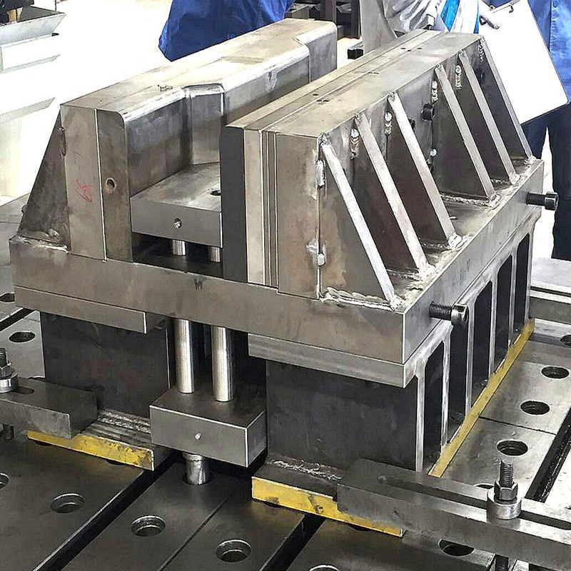 成都汽车尾横梁成型模(组合模)五金模具冲压