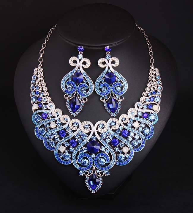 Ensemble collier et boucles d'oreilles ras du cou entièrement sertis de diamants, de qualité européenne et américaine, très prisé pour les robes et les soirées de gala._voghion.com
