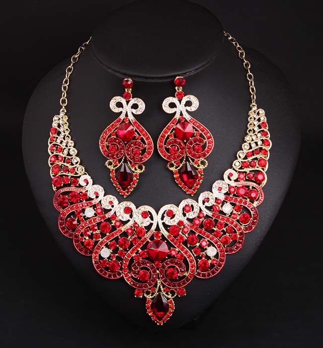 Ensemble collier et boucles d'oreilles ras du cou entièrement sertis de diamants, de qualité européenne et américaine, très prisé pour les robes et les soirées de gala._voghion.com