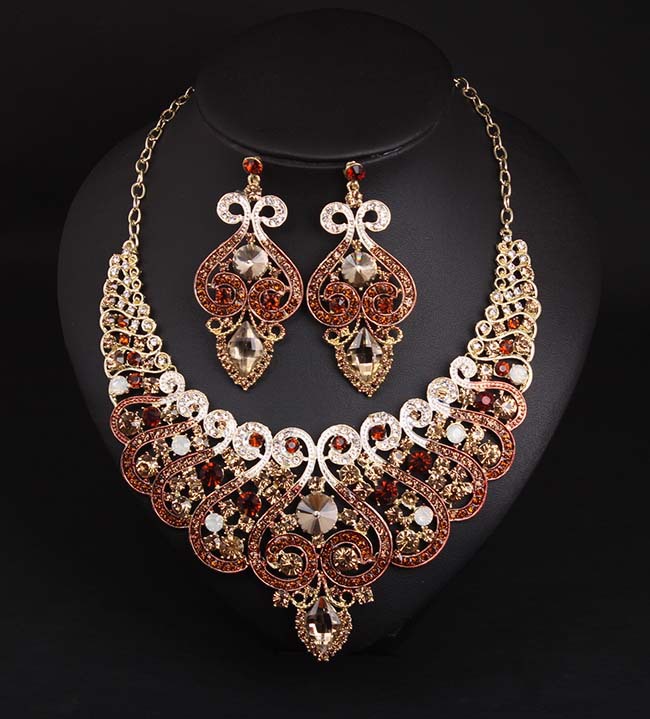 Ensemble collier et boucles d'oreilles ras du cou entièrement sertis de diamants, de qualité européenne et américaine, très prisé pour les robes et les soirées de gala._voghion.com