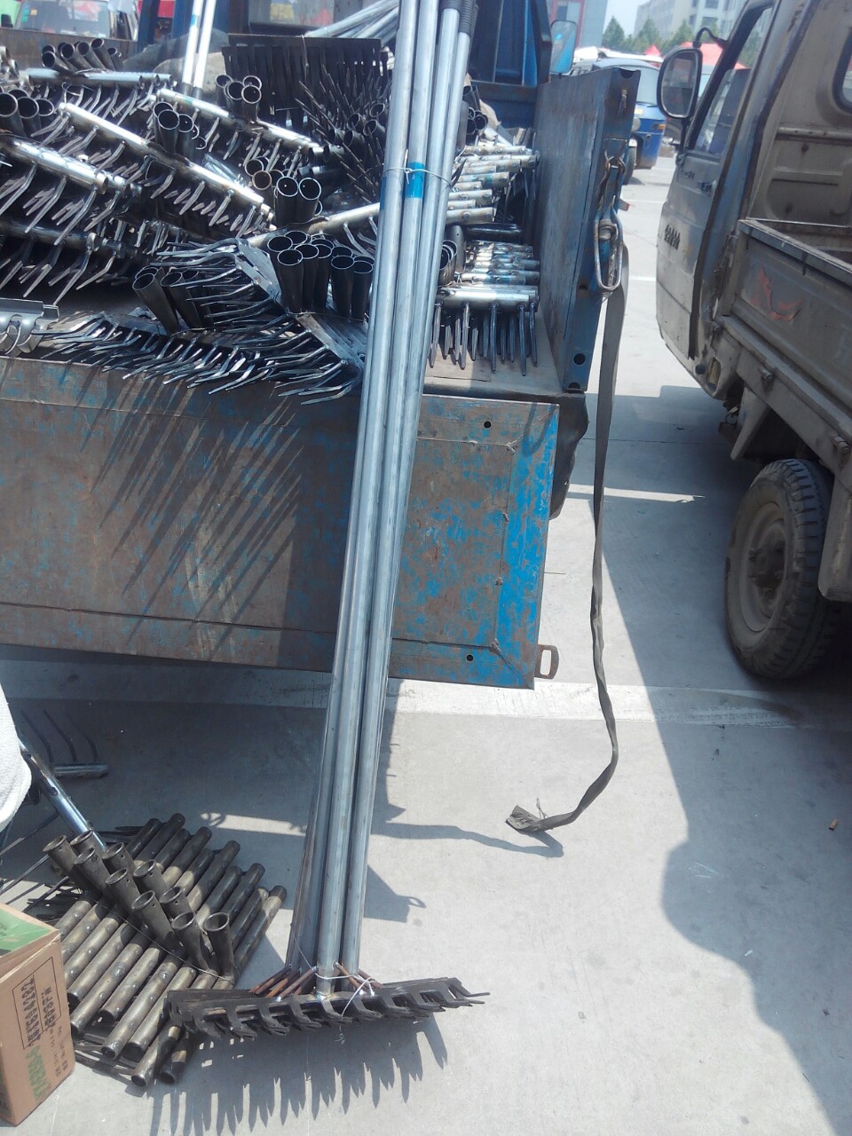 批发九齿扁耙加长柄手工焊接搂草松土耙子