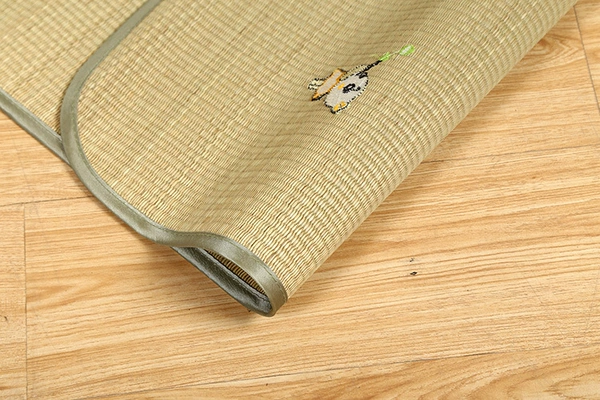 Single piece of straw mat