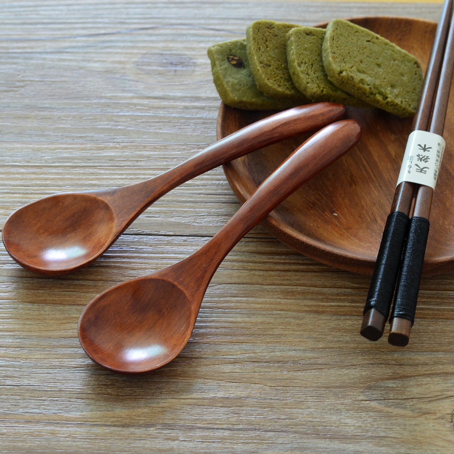 Cuchara de madera lacada estilo japonés con cabeza redonda_voghion.com