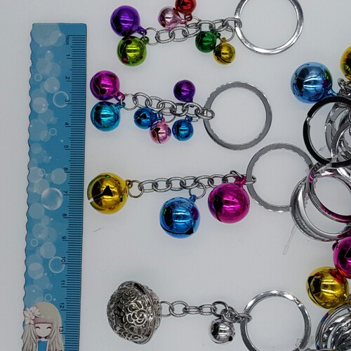 New keychains, mobile phone pendants, sugar babies, lollipops, bells, hot-selling gifts at boutiques and street stalls