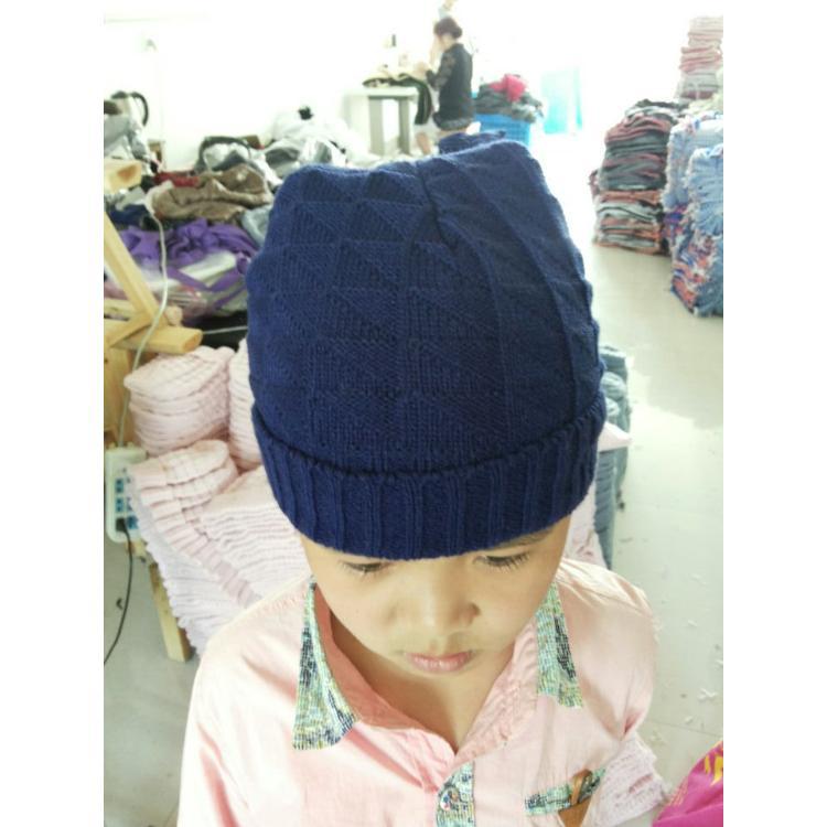 Venta al por mayor del fabricante, logotipo personalizable, gorros de lana acrílica, gorros cálidos de otoño e invierno para niños, accesorios de vestimenta, gorros de punto.