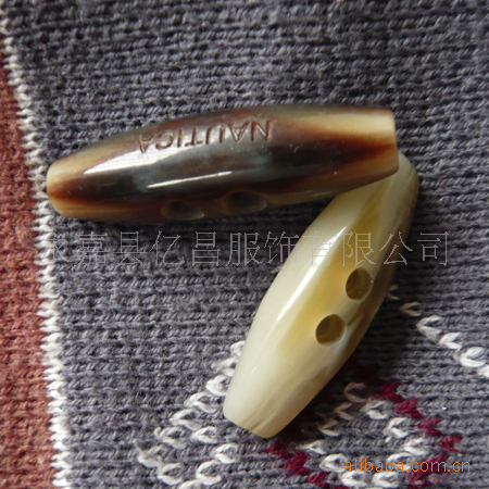 树脂牛角刻字橄榄纽扣 棒形外套时装扣 高档大衣牛角尖女装扣子
