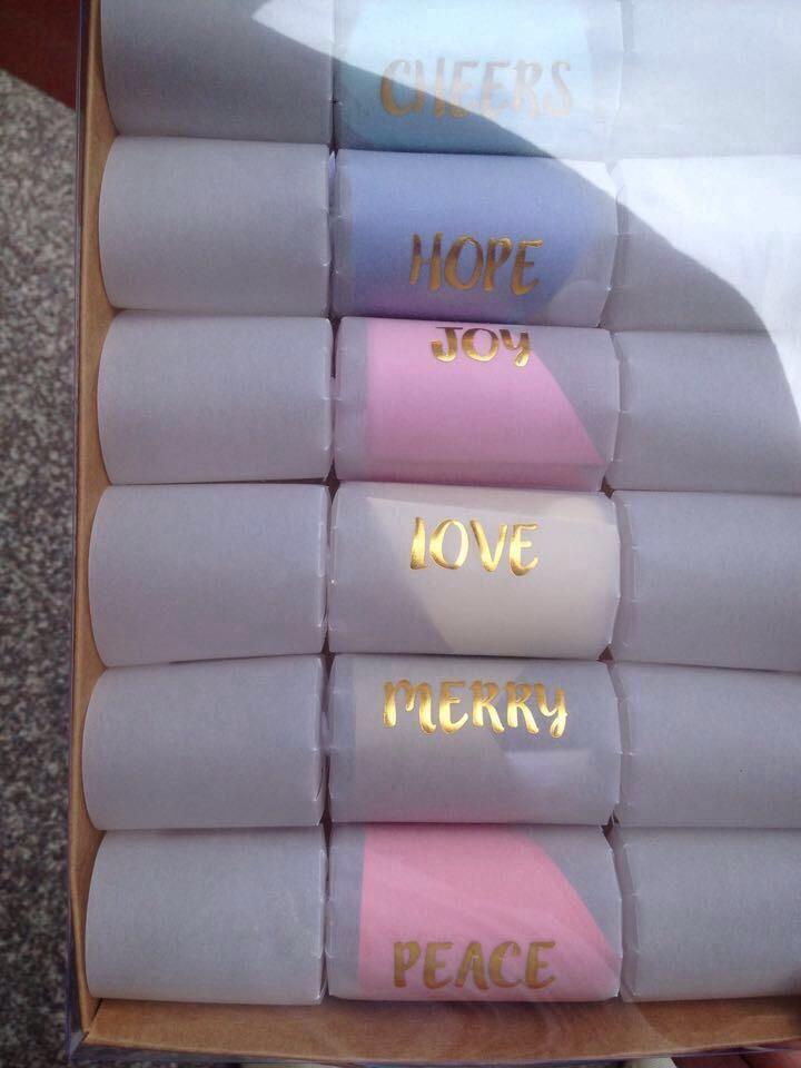 半透明材料9英寸圣诞拉炮内有彩纸屑 多彩色皇冠可看见