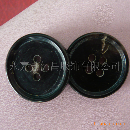 天然环保真牛角四孔钮扣 边刻字摸油烧边牛角扣西服风衣外套扣子