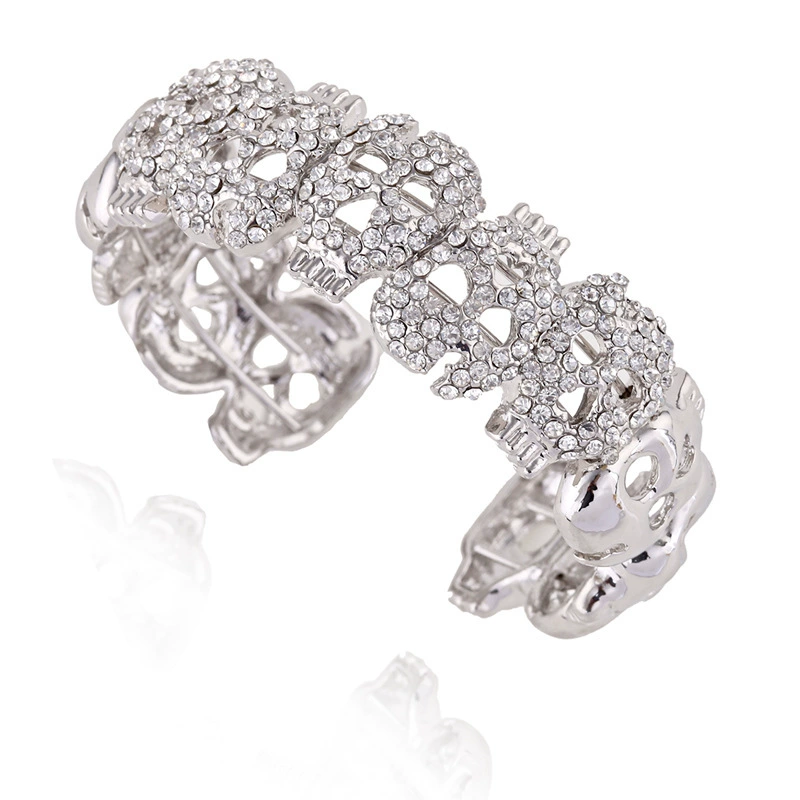 Капиacious? (capacious) мед bracelet? Лучше: