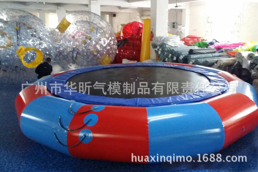 广州充气玩具厂水上弹床 充气水上弹跳设施可出租