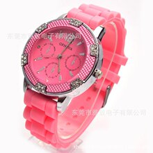 厂家新款青春靓丽日内瓦手表镶钻 女士时尚硅胶手表