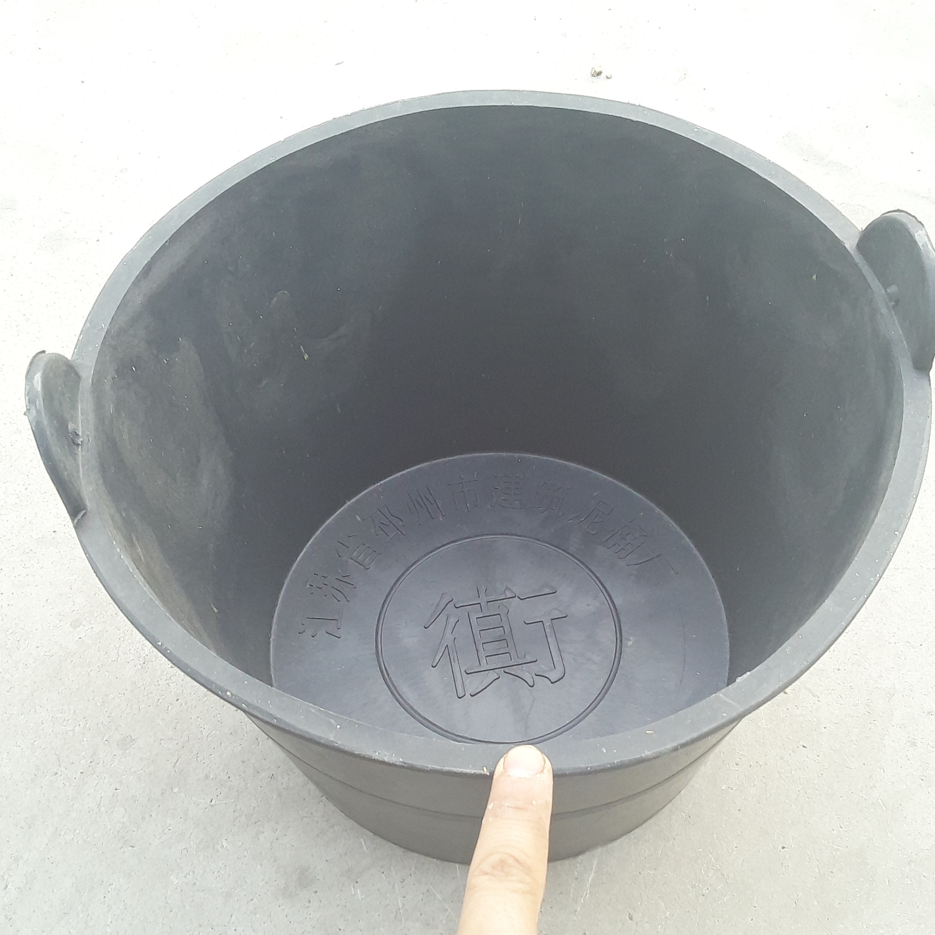 供应建筑灰桶压塑汽车压不破黑350牛筋泥桶