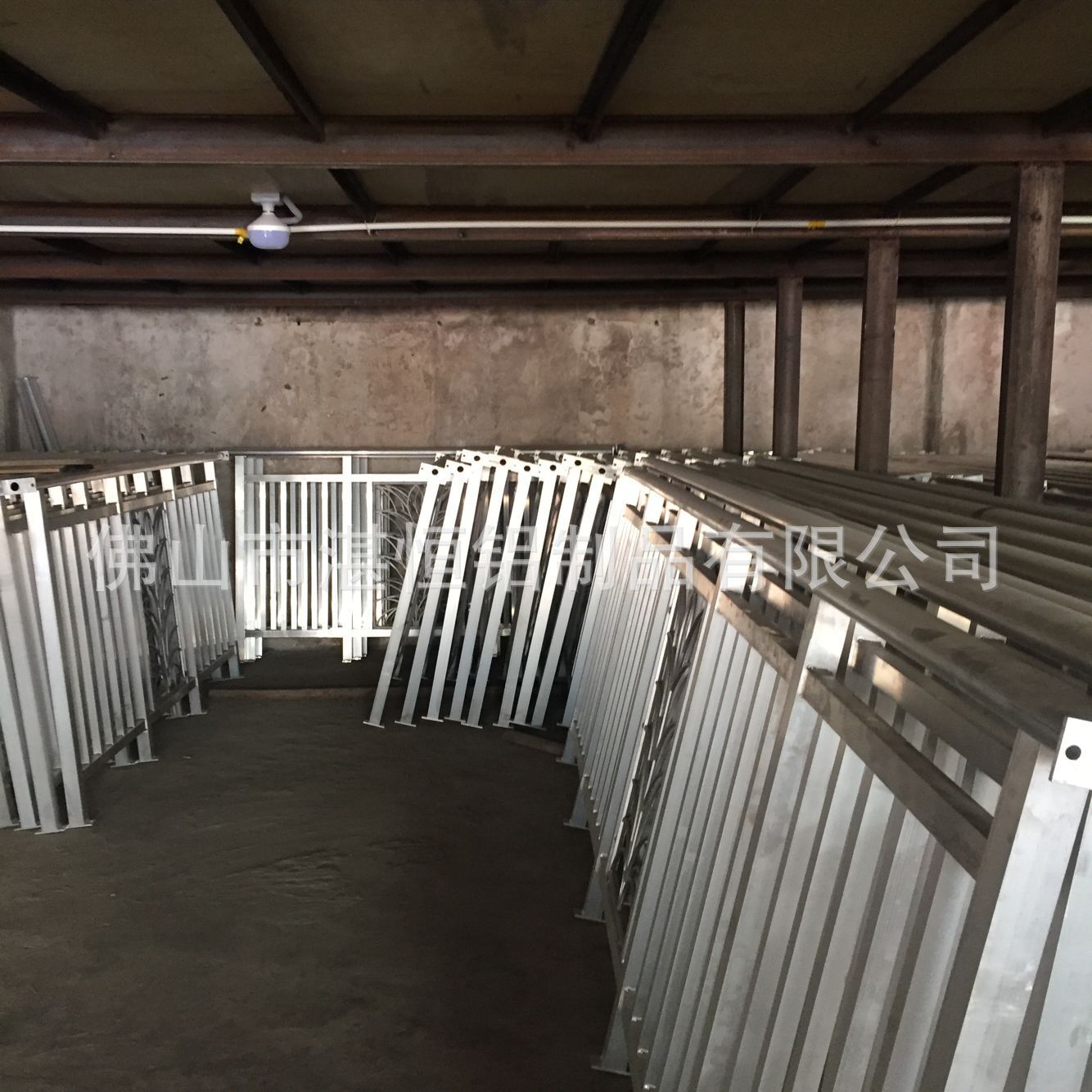 厂家铝材铝合金道路护栏设计加工佛山湛恒铝合金护栏低窗护栏厂家