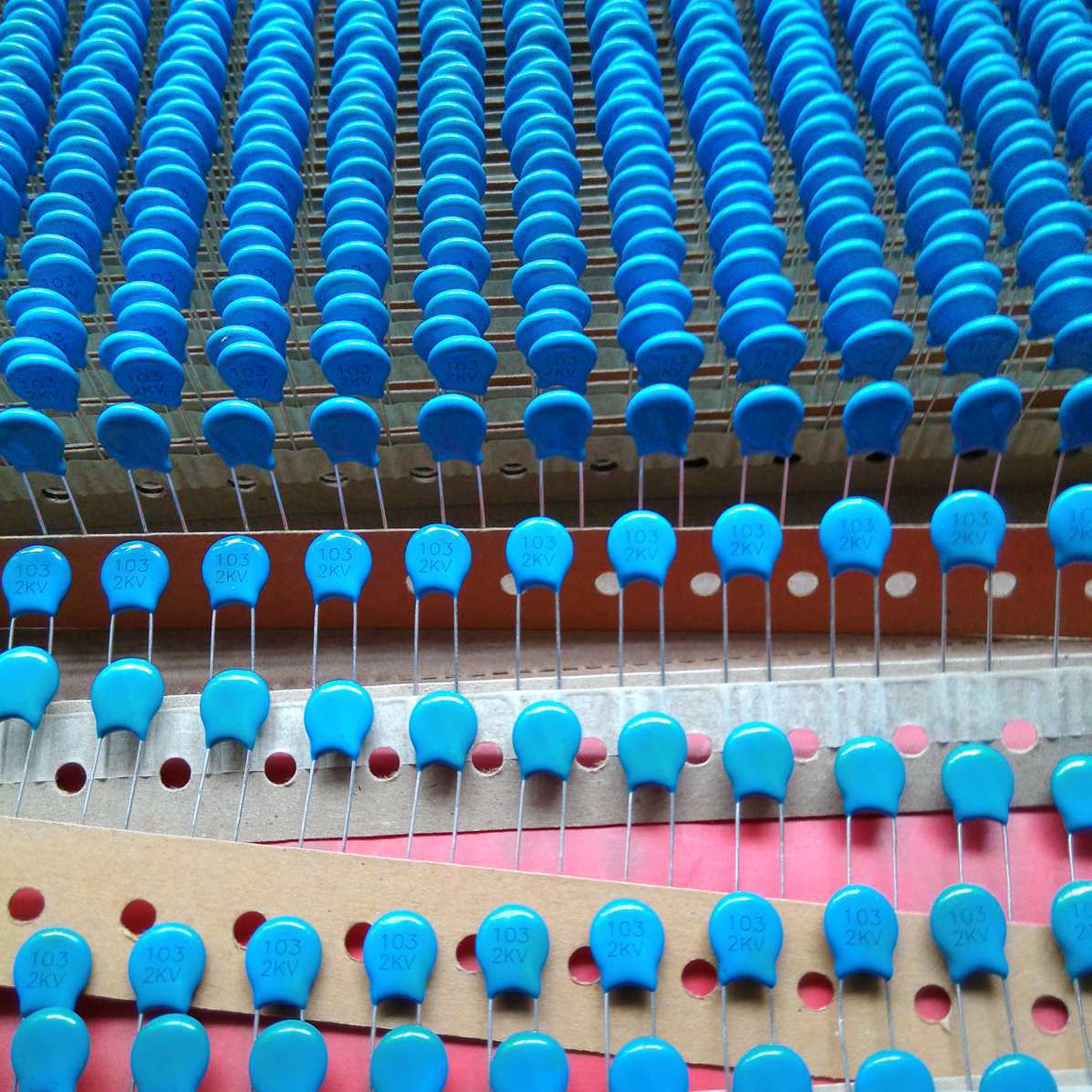 编带瓷片电容222M 1KV 471K1KV