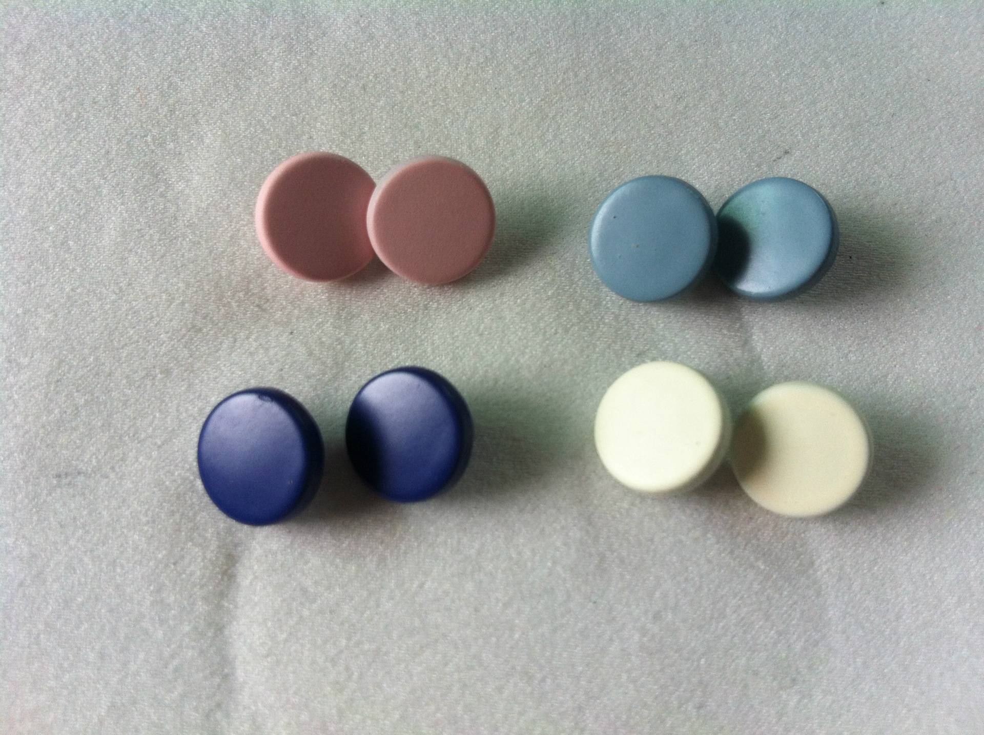 供应10mm光面平面喷漆锌合金有脚纽扣 金属纽扣