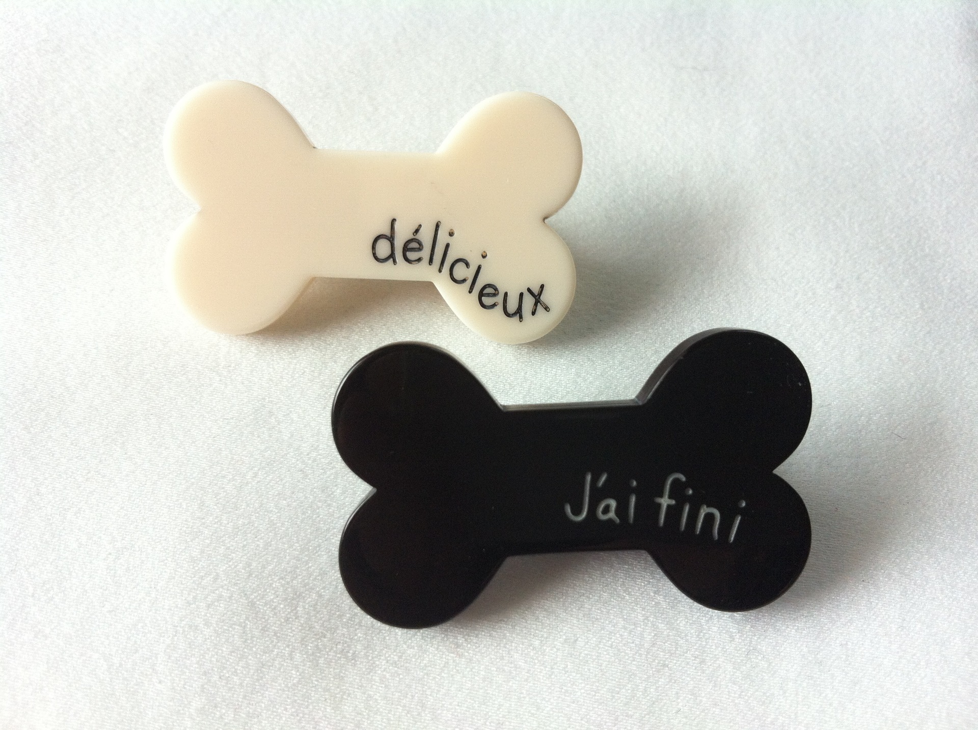 供应狗骨头型树脂胸针  别针 可爱卡通装饰纽扣