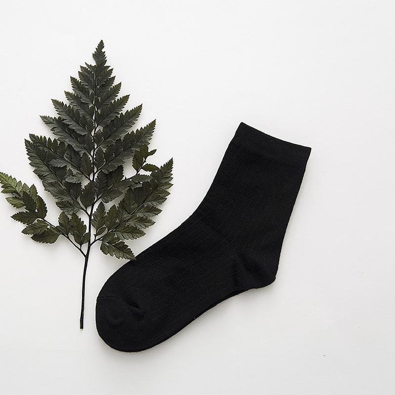 Calcetines de algodón de media pantorrilla para hombres y mujeres de color sólido rayas verticales calcetines de pila de todos los partidos frescos lisos calcetines calientes fábrica al por mayor