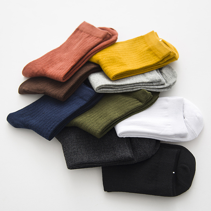 Calcetines de algodón de media pantorrilla para hombres y mujeres de color sólido rayas verticales calcetines de pila de todos los partidos frescos lisos calcetines calientes fábrica al por mayor