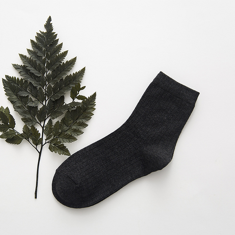Calcetines de algodón de media pantorrilla para hombres y mujeres de color sólido rayas verticales calcetines de pila de todos los partidos frescos lisos calcetines calientes fábrica al por mayor