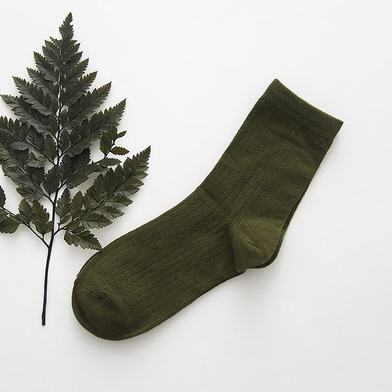 Calcetines de algodón de media pantorrilla para hombres y mujeres de color sólido rayas verticales calcetines de pila de todos los partidos frescos lisos calcetines calientes fábrica al por mayor