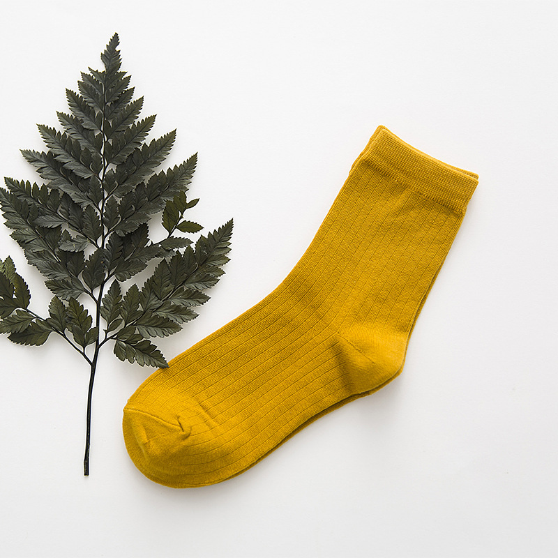 Calcetines de algodón de media pantorrilla para hombres y mujeres de color sólido rayas verticales calcetines de pila de todos los partidos frescos lisos calcetines calientes fábrica al por mayor