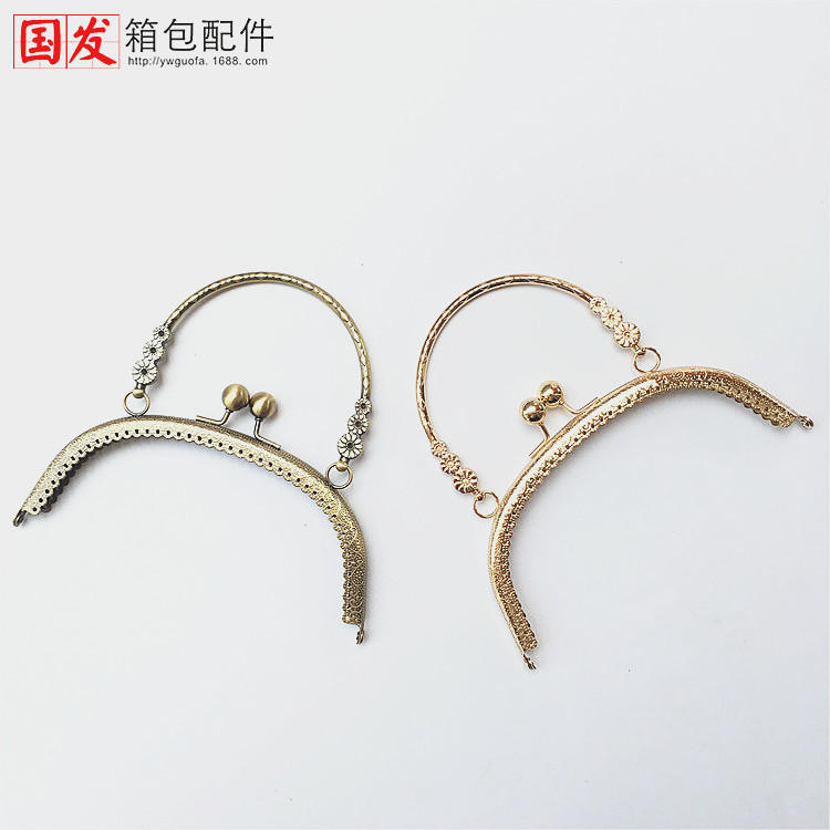 Inventario: 16.5CM encaje en relieve de arco tres flores mano mano de oro mano de mano