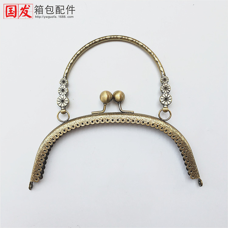 Inventario: 16.5CM encaje en relieve de arco tres flores mano mano de oro mano de mano