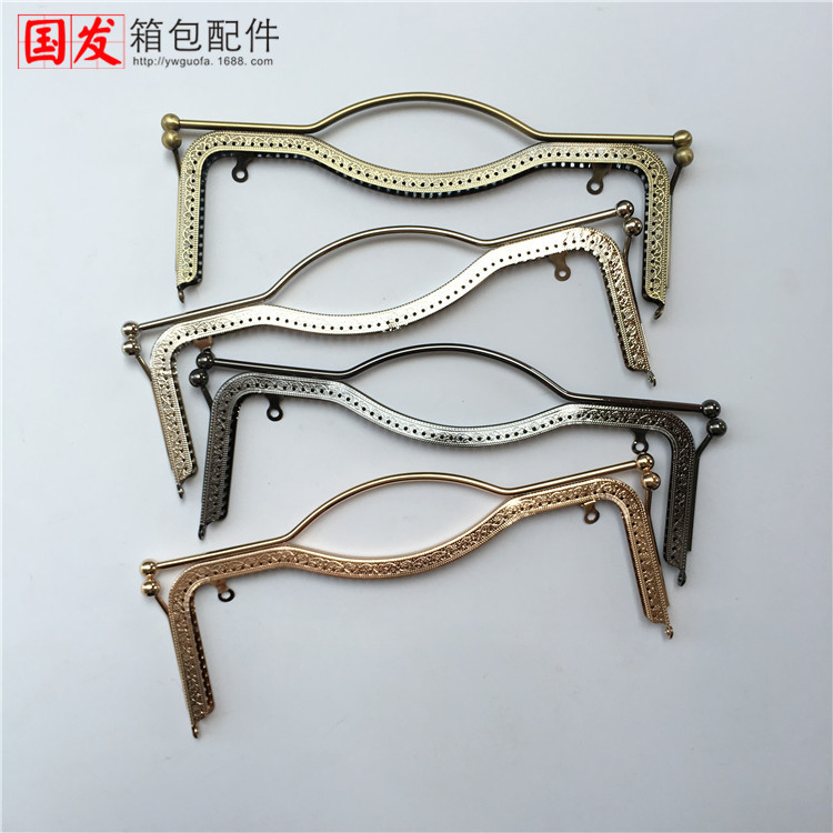 10% de descuento por tiempo limitado 27CM cintura cóncava en relieve labios oro oro mano oro oro labial oro oro