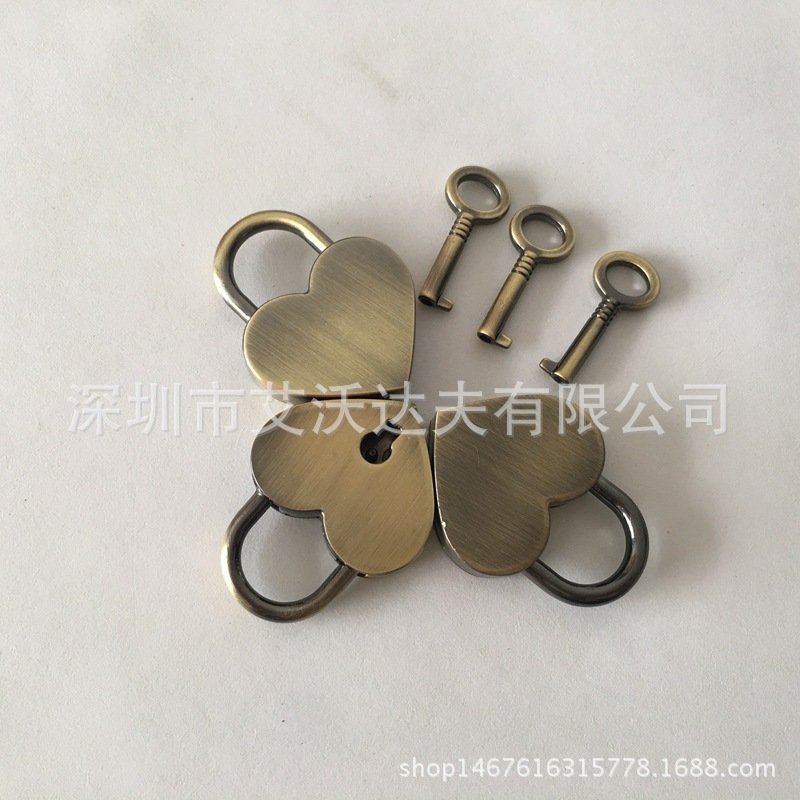 心形锁厂家直销 30*39mm青古扫心形挂锁 装饰五金挂锁 颜色可制定